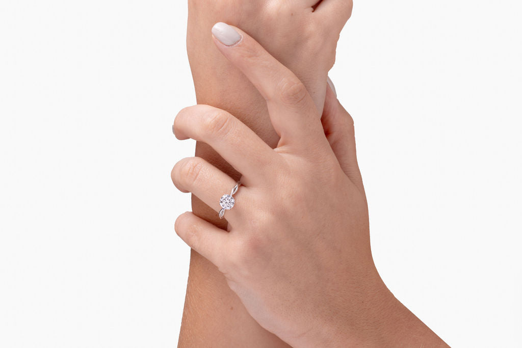 Anillo de compromiso - diamante de laboratorio corte oval diseño trenzado
