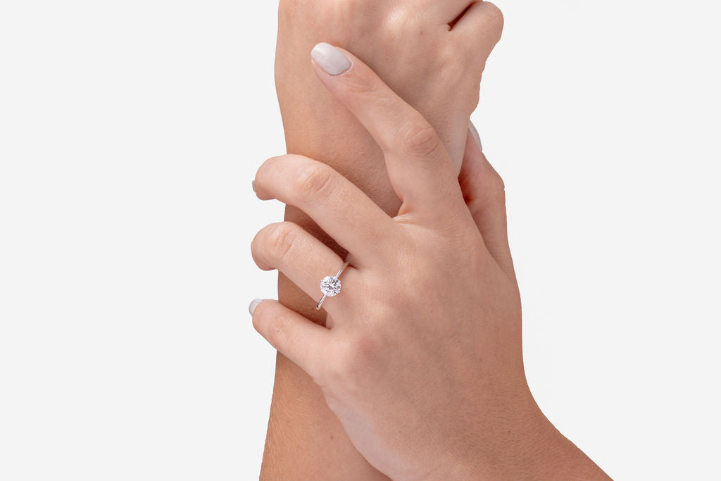 Anillo de compromiso - diamante de laboratorio corte redondo y diseño clásico