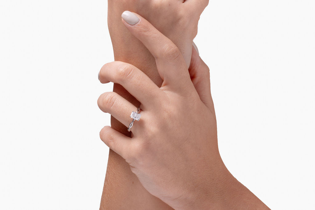 Anillo de Compromiso con Diamante Corte Oval Trenzado 1ct Certificado IGI en Oro True Gold®